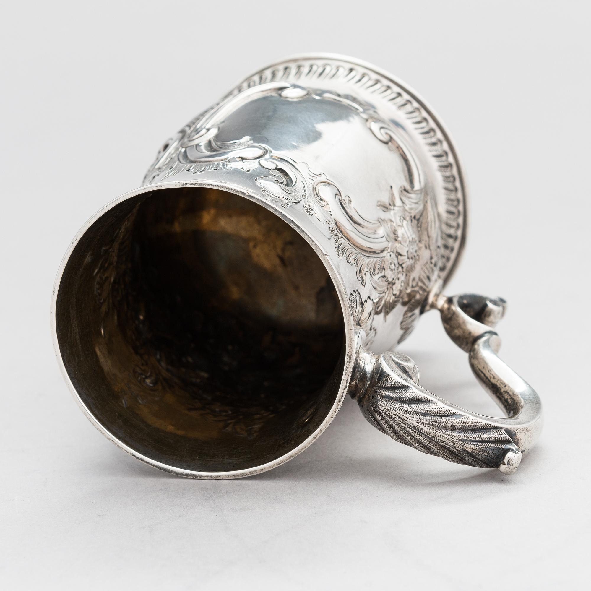 A sterling silver mug, maker's mark of John King, London 1775.