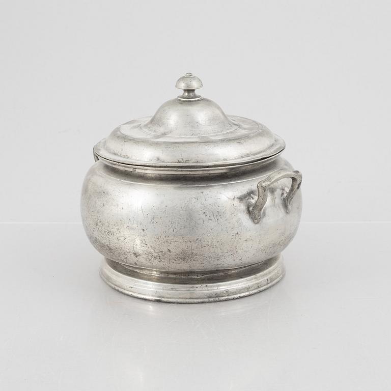 A pewter dish with cover, 19th century.