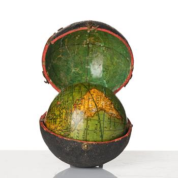 Reseglob med etui, av T. Harris & Son (globfabrikörer verksamma i London, 1802-1907), daterad 1812.