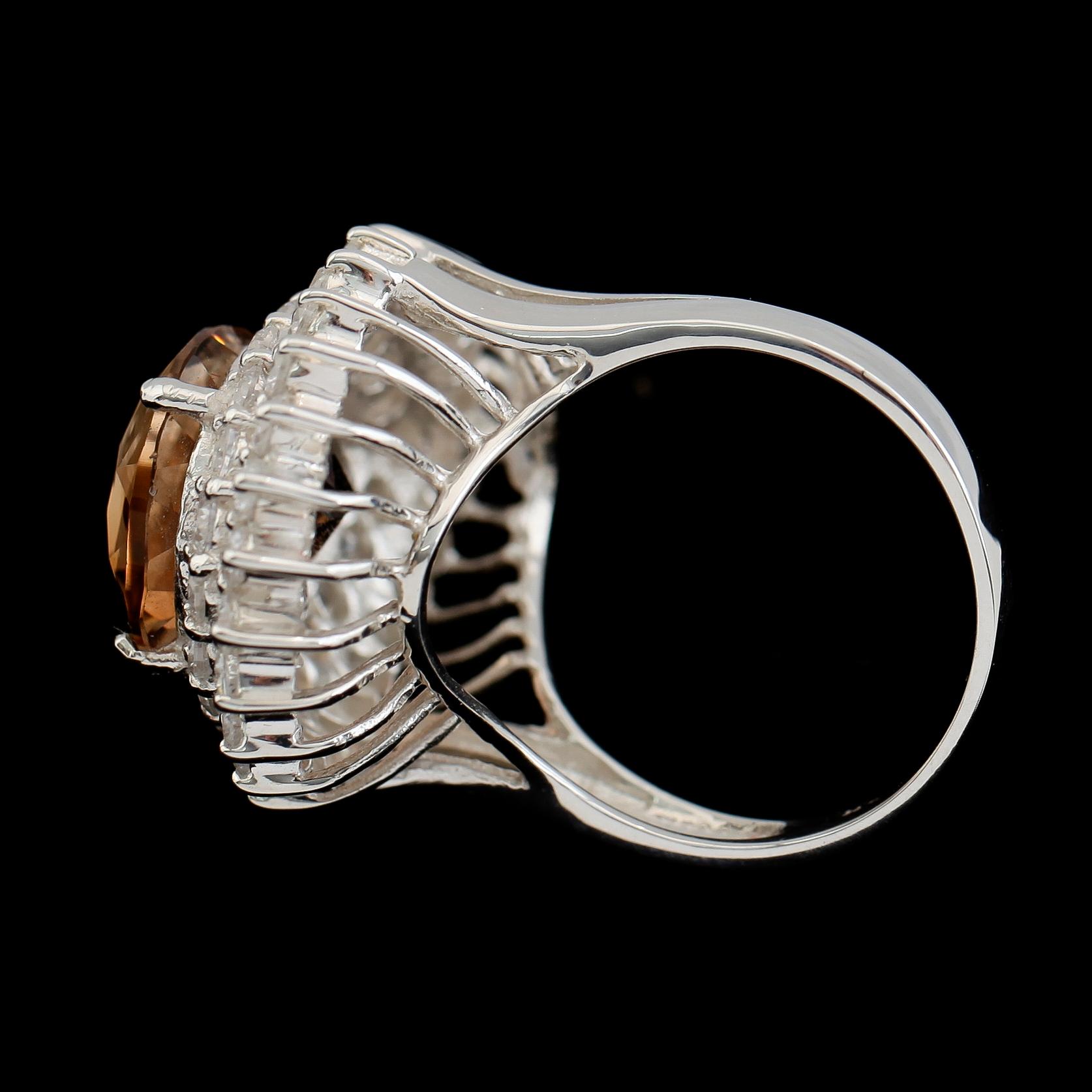 RING, vitguldspläterat sterlingsilver, champagnefärgad topas ca 11.50 ct, vita safirer tot ca 0.85 ct.