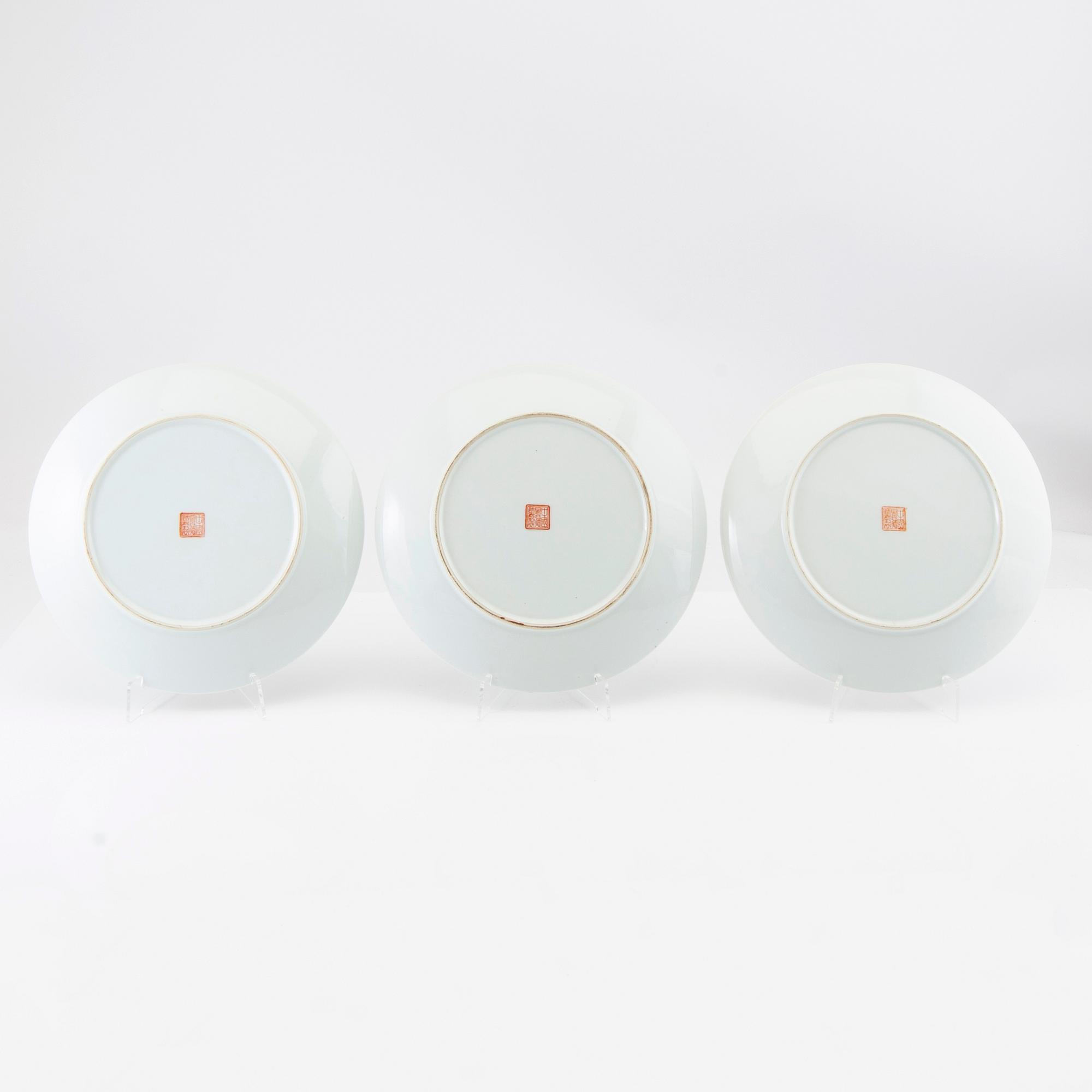 A set of three Chinese plates, late 20th century.