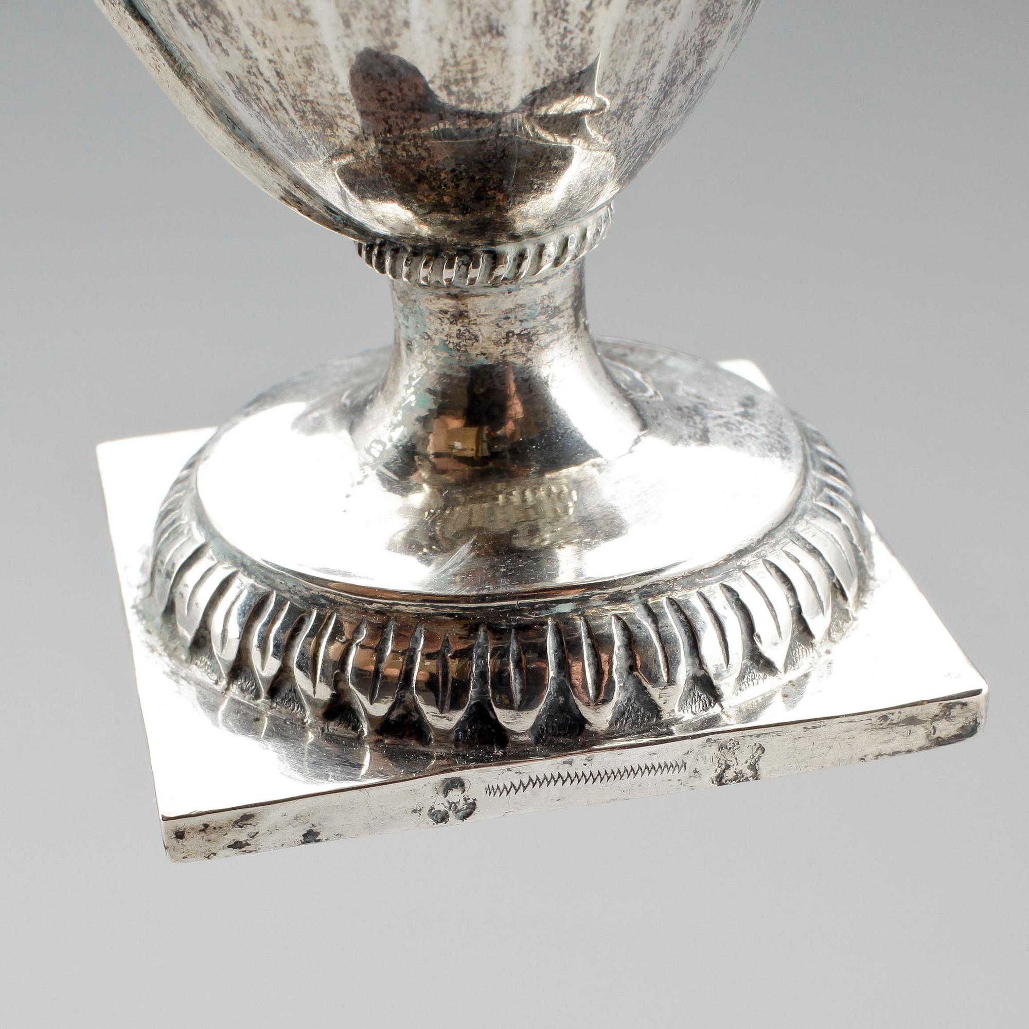 CHOKLADKANNA, silver, sannolikt John Langlands, Newcastle, 1757/58. Vikt 285 gram.