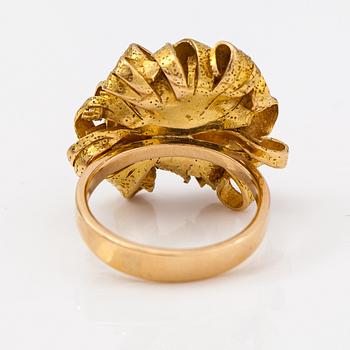 Lotta Orkomies, Ring, 18K guld. Tillander, Helsingfors 1972.