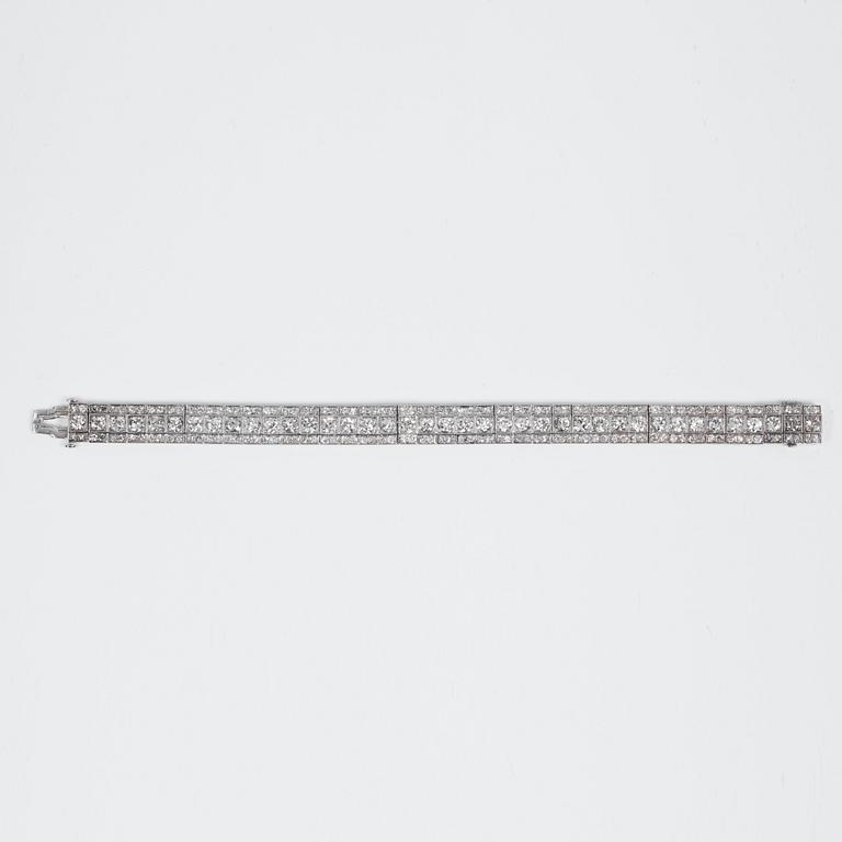 An Art Deco old-cut diamond bracelet. Total carat weight circa 11.00 cts.