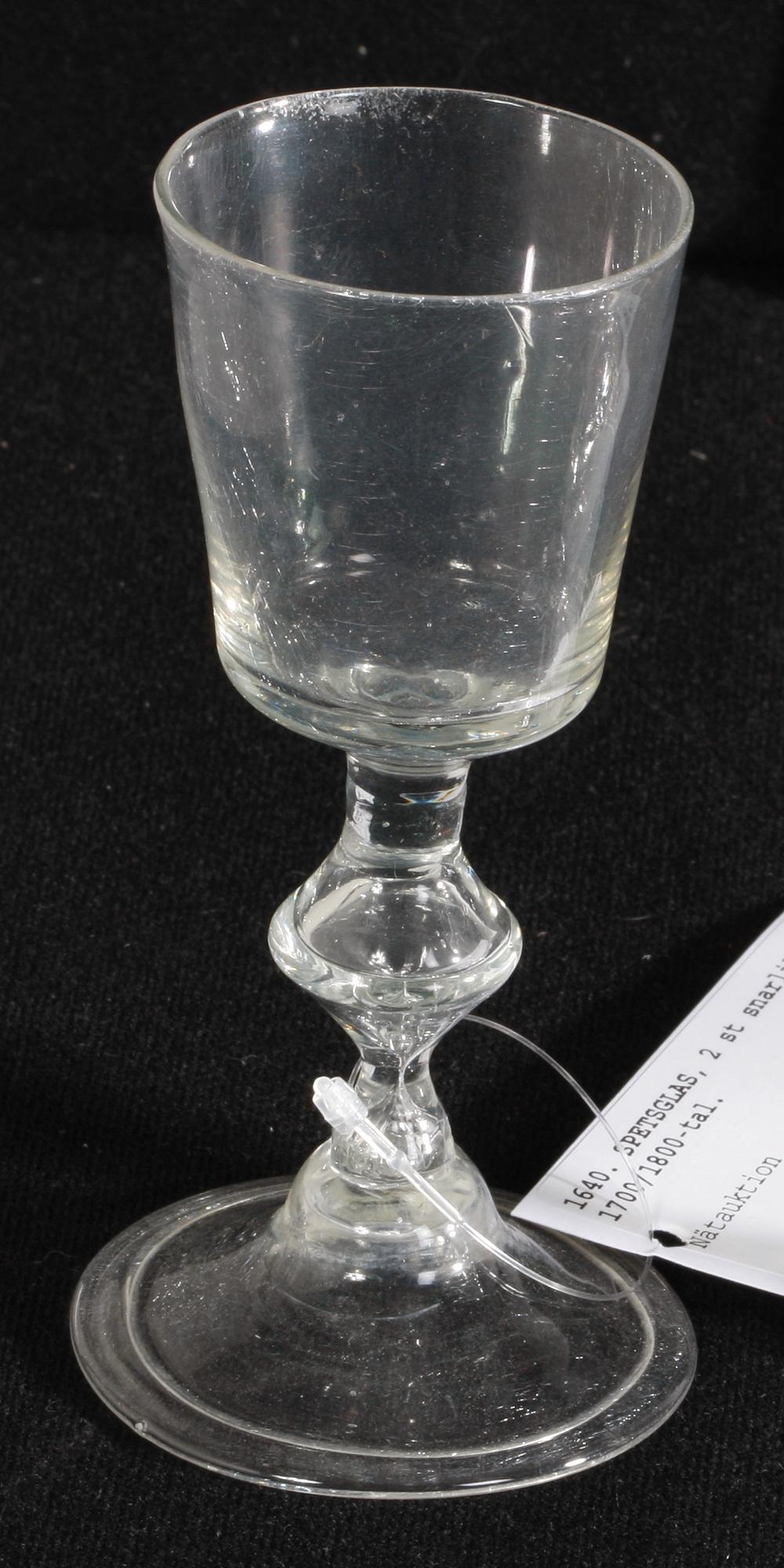 SPETSGLAS, 2 st snarlika. 1700/1800-tal.