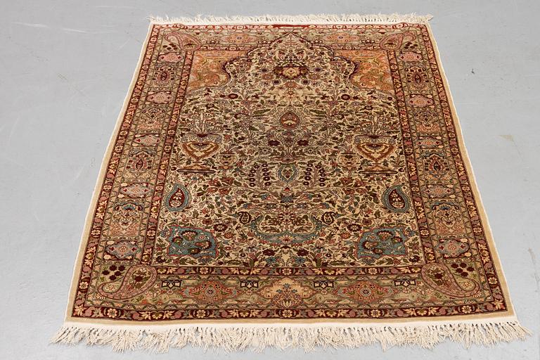 Matta Old silke Hereke, ca 152 x 110 cm.