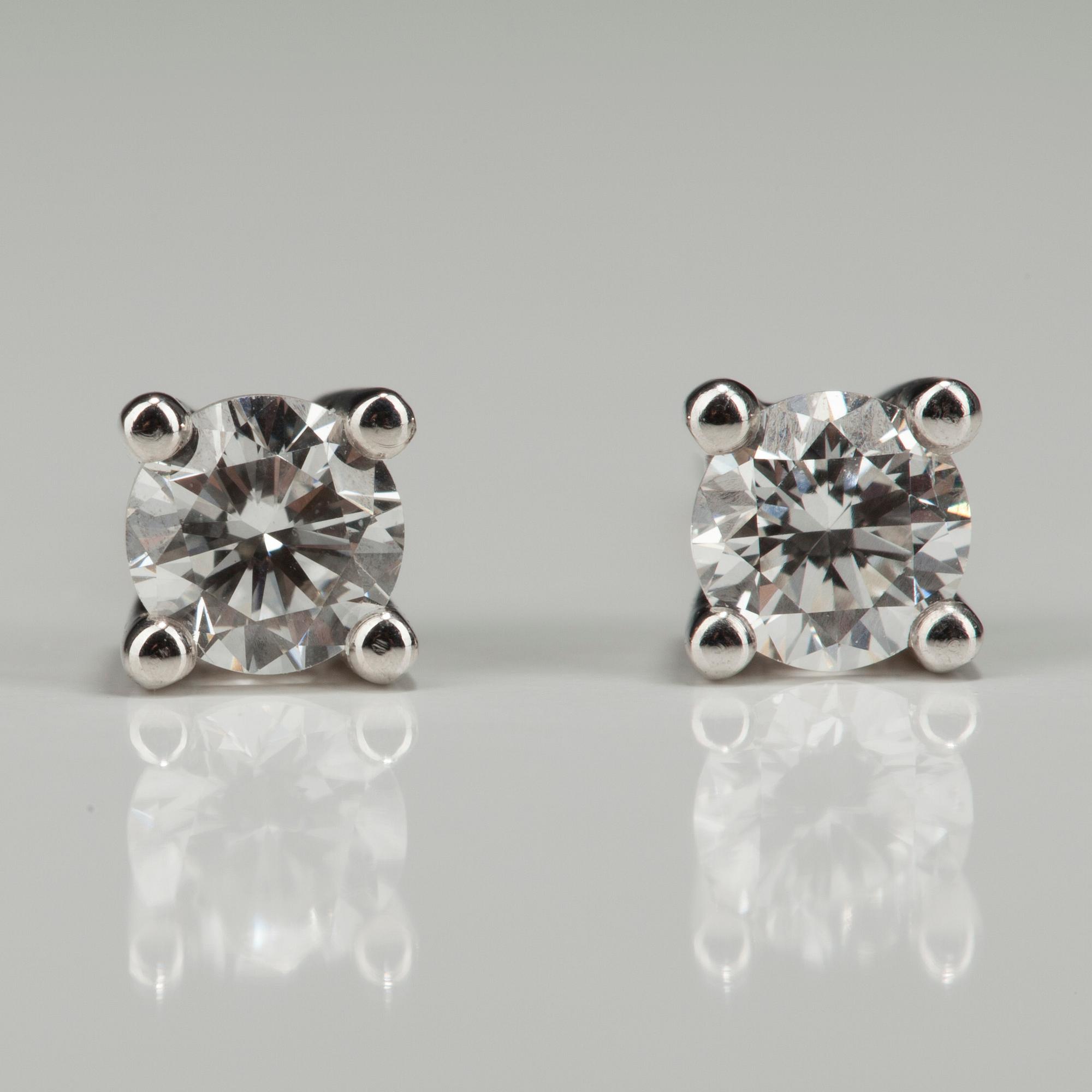 ÖRHÄNGEN, vitguld 18K, briljantslipade diamanter, tot. 0,42 ct. Vikt 1,6 g.