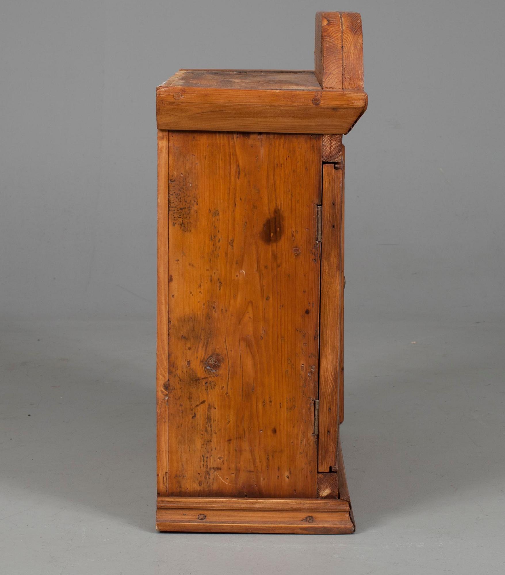 DRÄNGSKÅP, trä, 1800-tal.