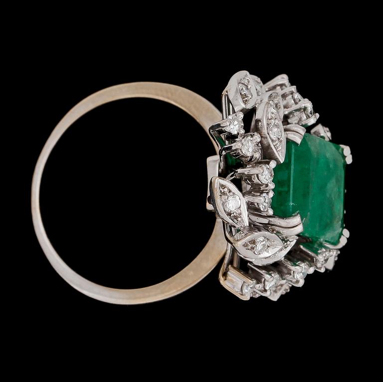 RING, trappslipad smaragd, ca 3.50 ct med diamanter, tot. ca 0.50 ct.