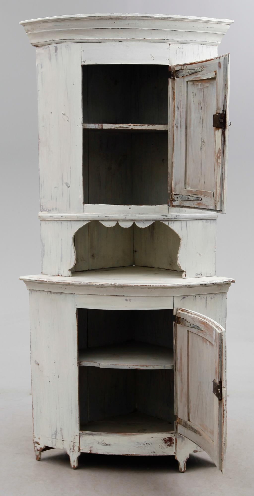 HÖRNSKÅP, allmoge, omkring år 1800.