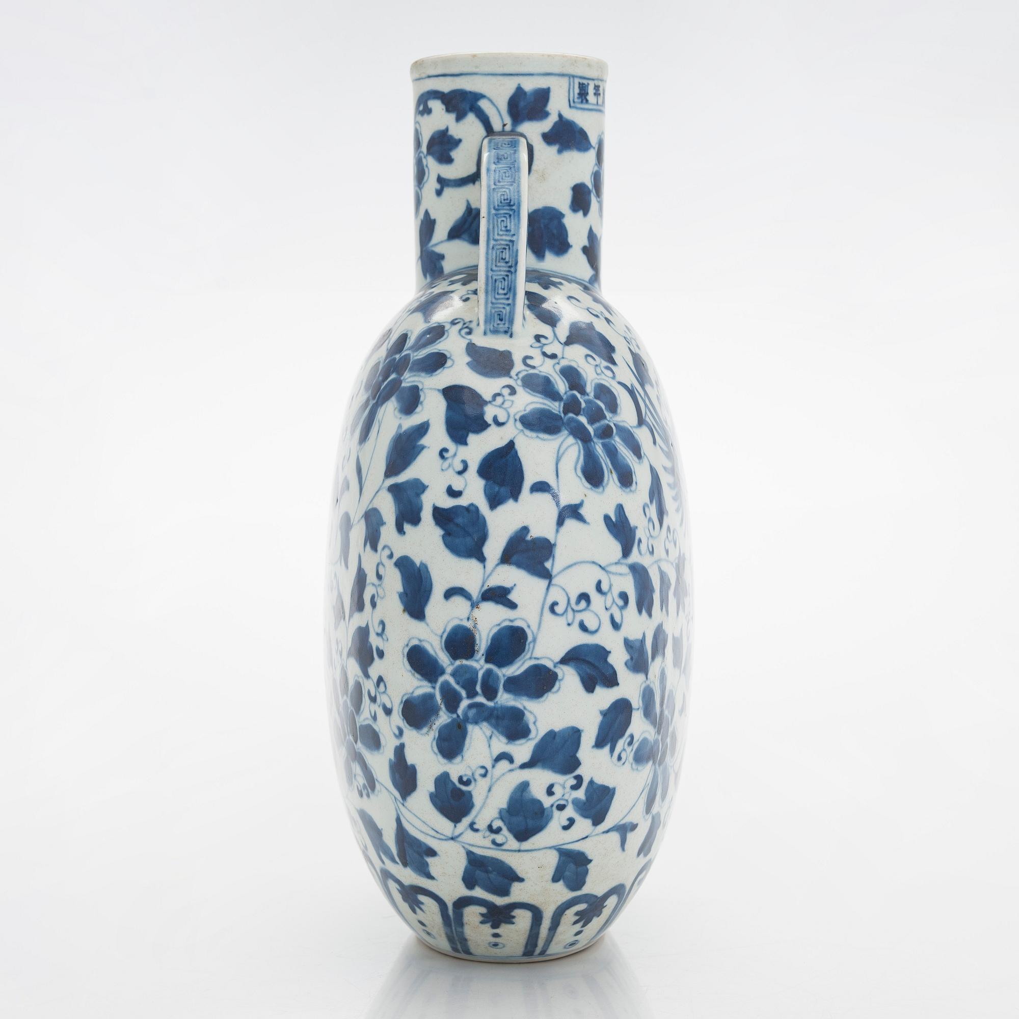 A blue and white flattened pilgrim vase, China, 20th century.