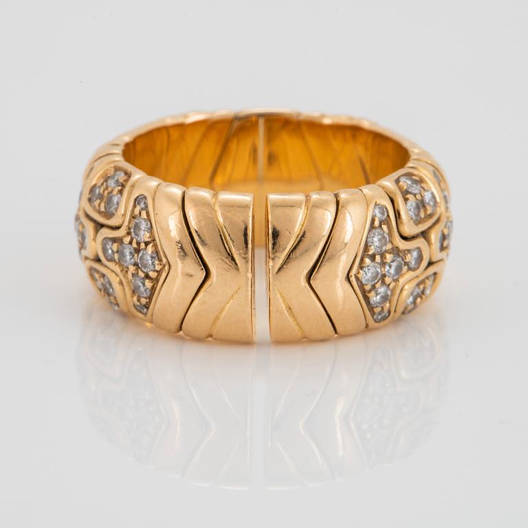 A Bulgari "Alveare" ring in 18K gold set with round brilliant-cut diamonds with a total weight of ca 0.60 ct.