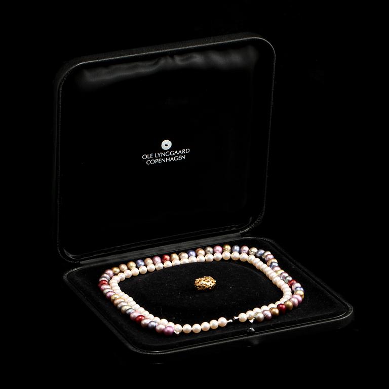 COLLIER, 2 st, odlade pärlor samt lås i 18k guld med 9 briljantslipade diamanter, Ole Lynggaard. Hänge vikt 7 g.