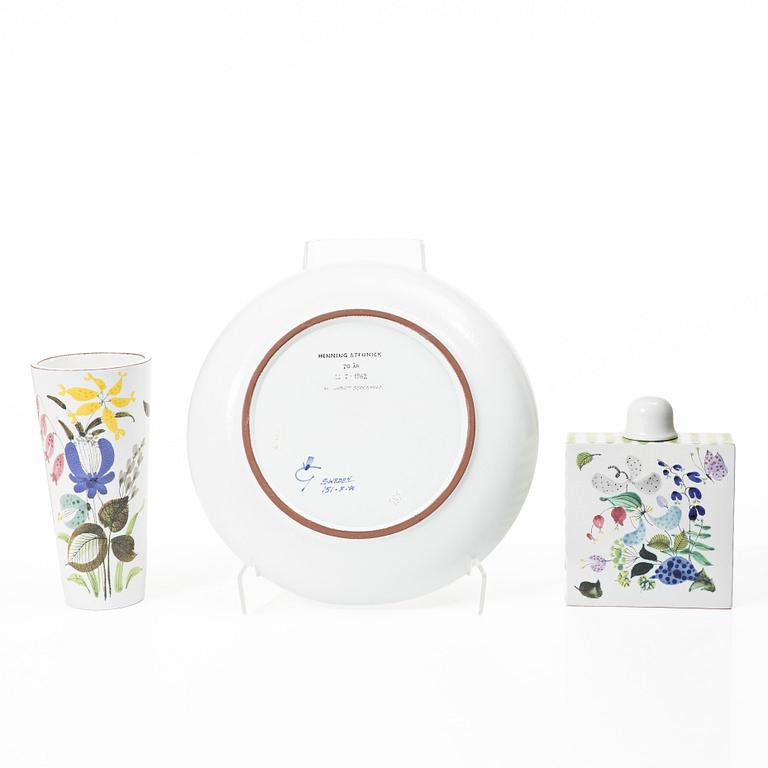 Stig Lindberg, A faience dish, vase and tea caddy, faience, Gustavsberg Studio.