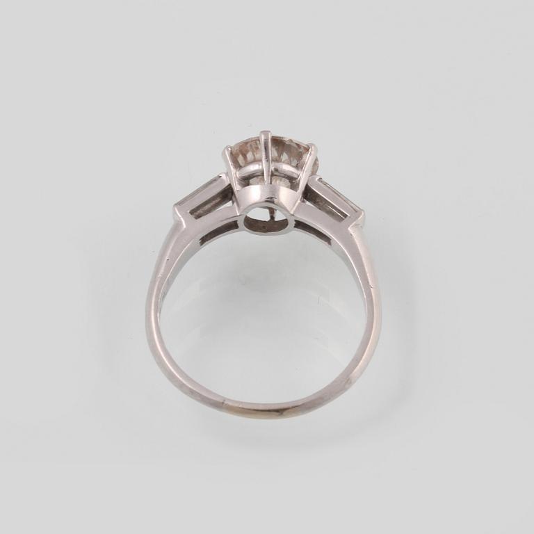 RING, platina med briljantslipade diamant 2.19 ct samt 2 baguettslipade diamanter 0.21 ct, Vikt 5,1 gram.