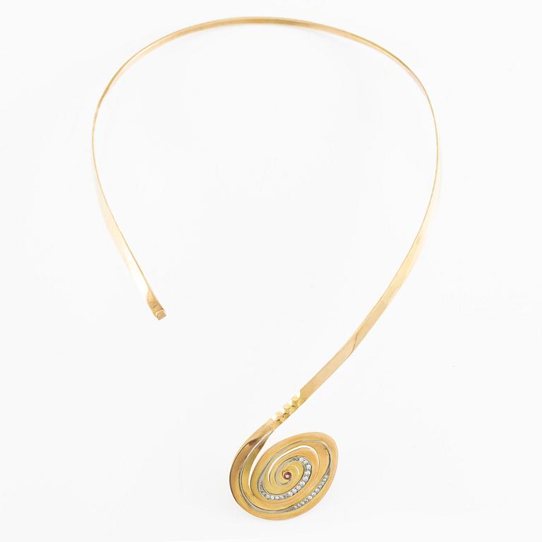 Jan-Christer Lundqvist, collier, stel halsring, 18K guld med briljantslipade diamanter och rubin, Skövde.