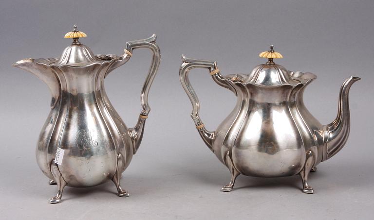 KAFFE OCH TEKANNA, silver. Nyrokokostil, Birmingham, England 1916. Tot ca 1265 g.