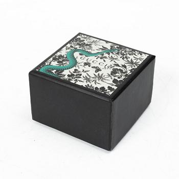 Gucci, Translation: "ring with a pearl".