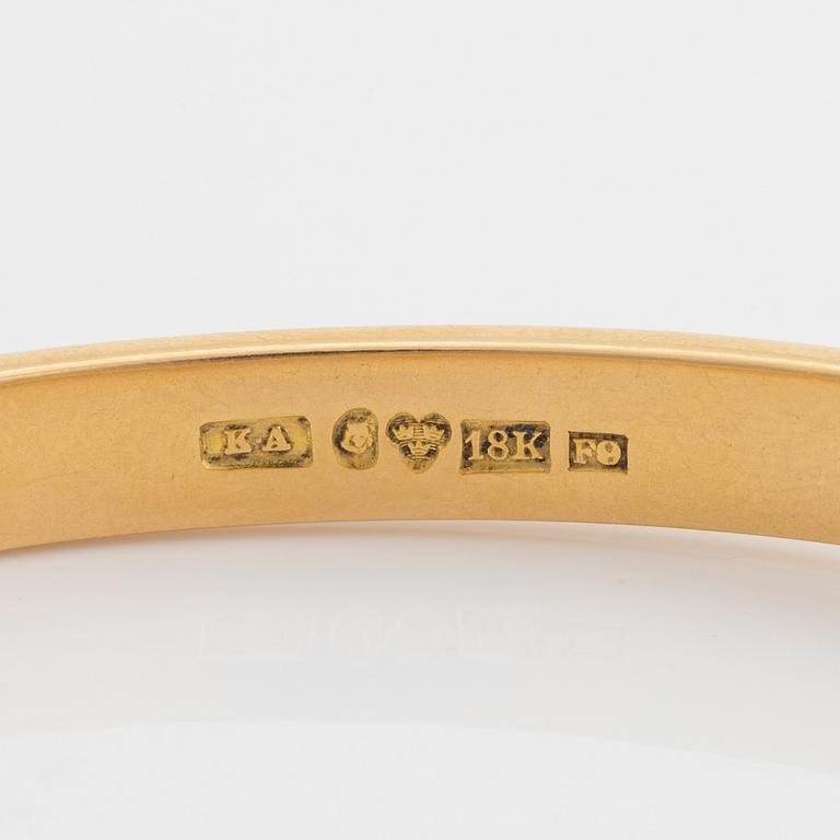 18K gold bangle.