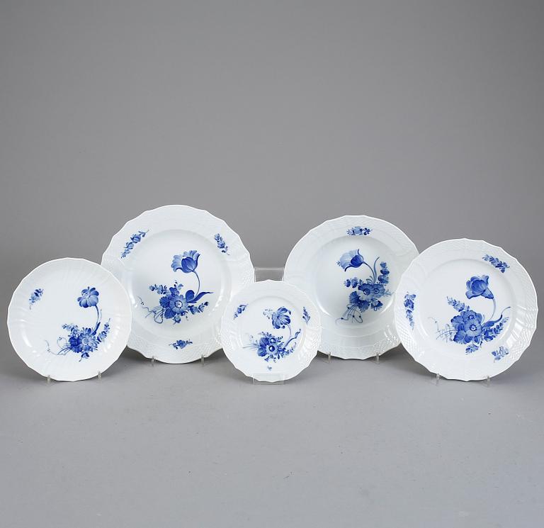 MATSERVIS, 125 delar, porslin, "Blå Blomst", Royal Copenhagen.