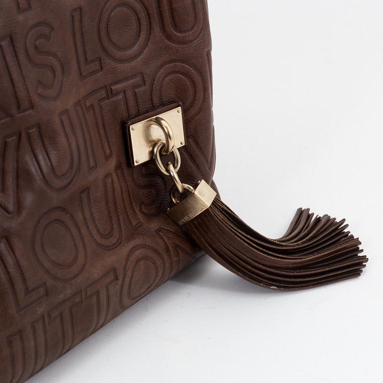 Louis Vuitton, a brown leather ' Paris Souple Whisper' handbag, Collection Automne-Hiver 2008.