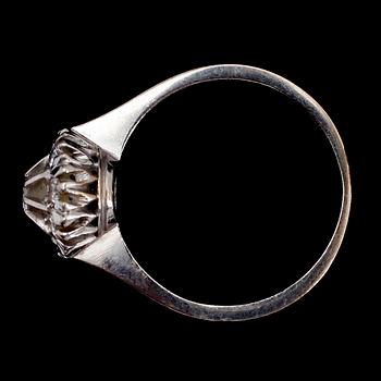 RING, 18 k vitguld, carmosemodell, svenska stämplar CLR 1972. Med briljanter tot 0.40 ct.