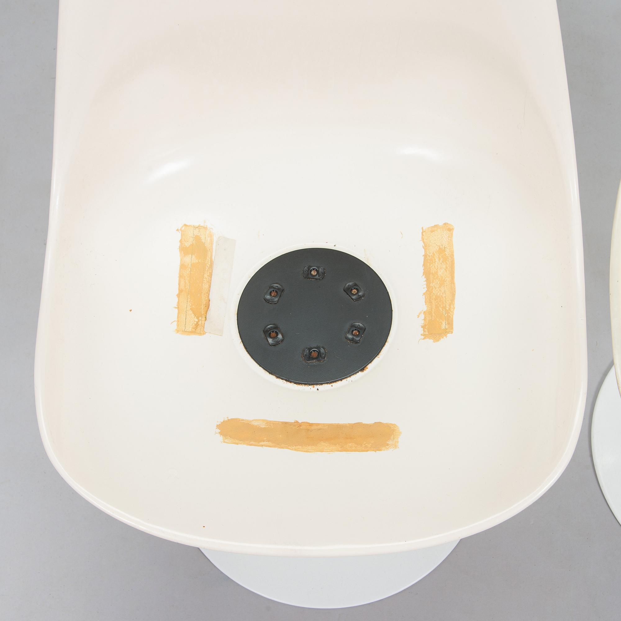 Eero Saarinen, A 'Tulip' furniture set, table with eight chairs, Knoll International, 1970s.