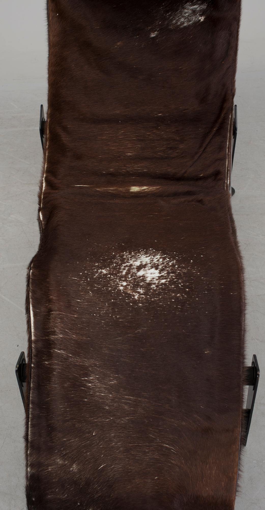 A LE CORBUSIER LC4 LOUNGECHAIR.