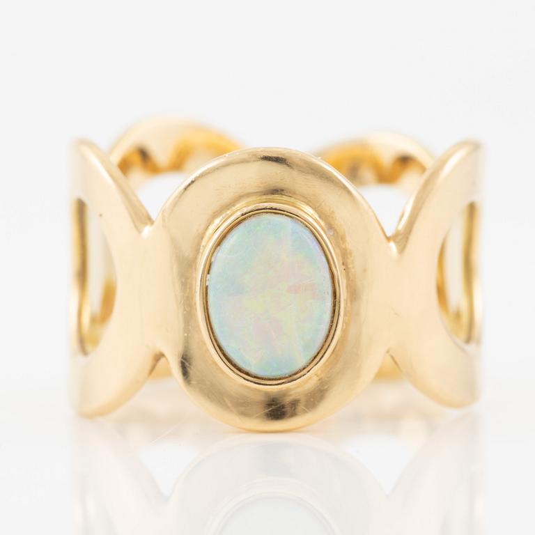 Ring 18K gold with an opal.