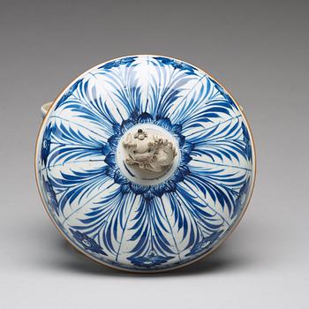 A blue and white turren with cover, Qing dynasty, Kangxi (1662-1722).