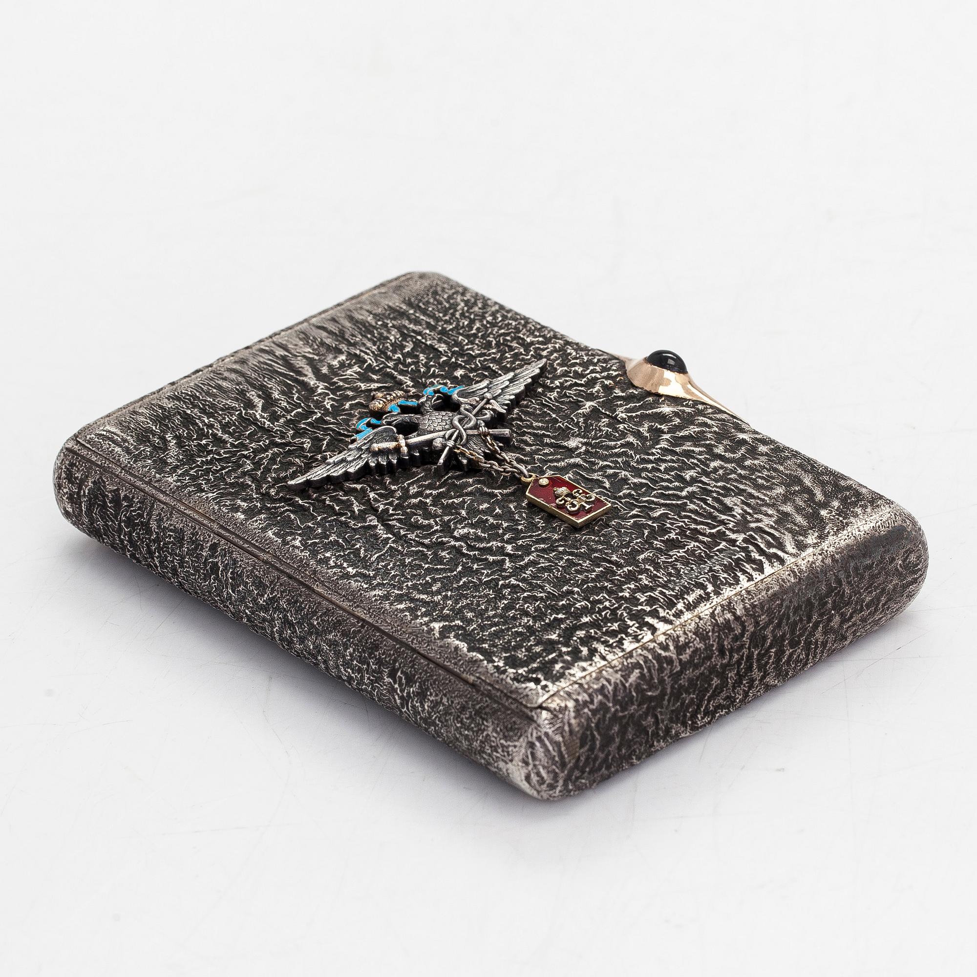 Cigarettetui, silver, samorodok-teknik, emalj. Med tsar Nikolaj I av Rysslands monogram.