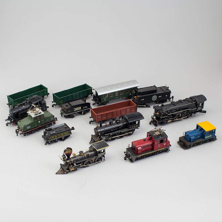 Train parts, 11 pieces, by amongst others Rivarossi.