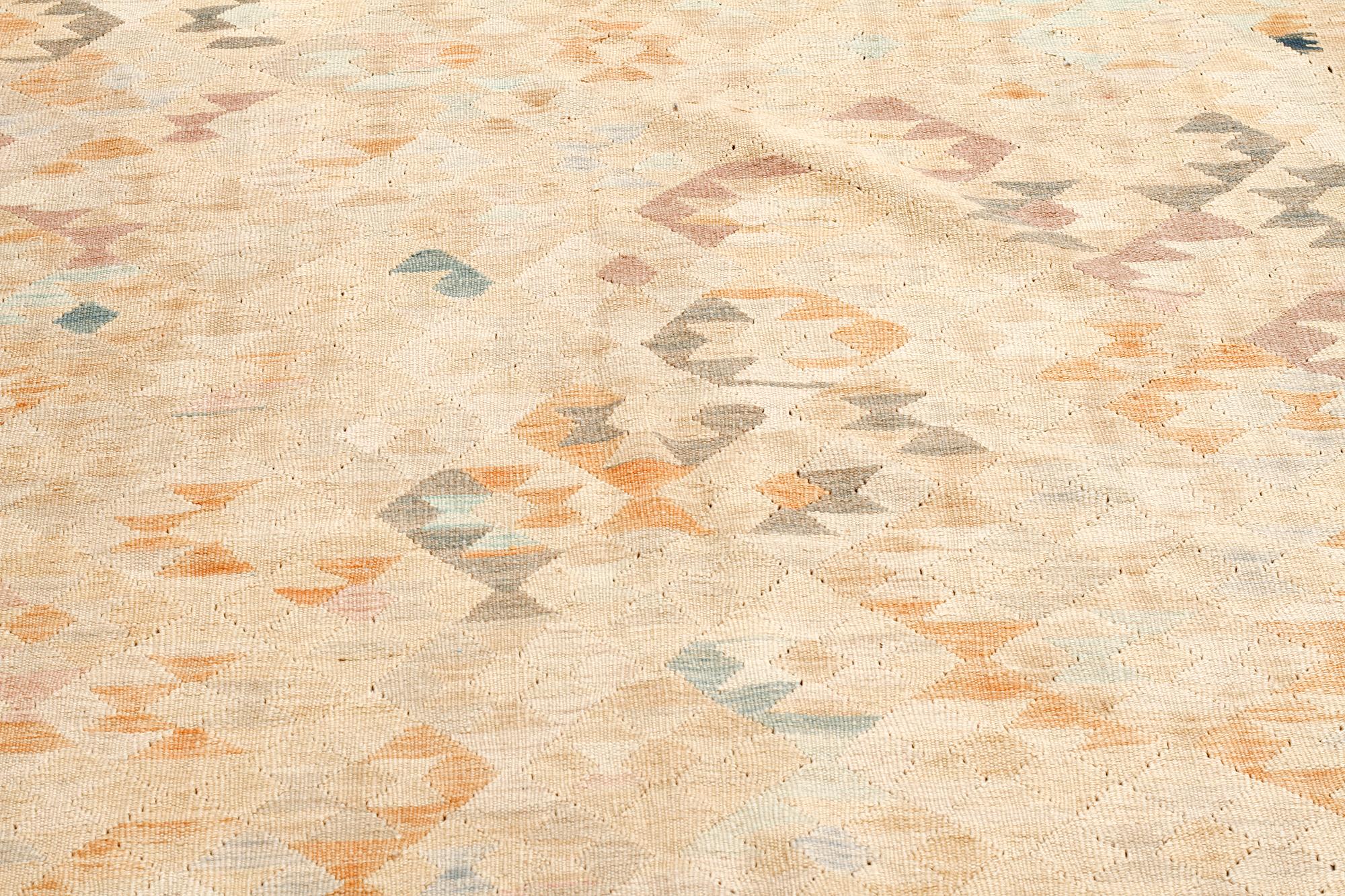 MATTA, kelim, 305 x 260 cm.