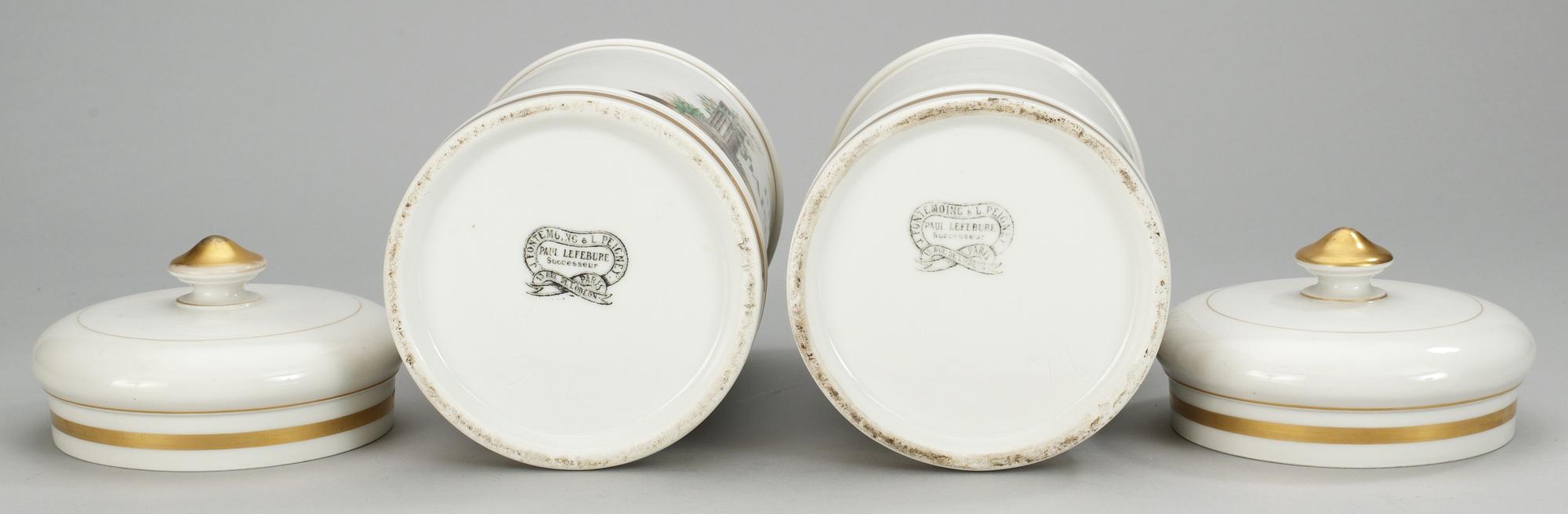 APOTEKSKRUS med LOCK, ett par, porslin. Frankrike 1800-talets andra hälft. J. Fontemong & L.Peigney, Paris.