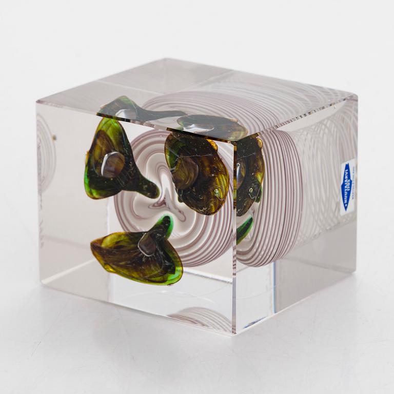 Oiva Toikka, årskub, glas, signerad Oiva Toikka, Nuutajärvi 1978, numrerad 67/2000.