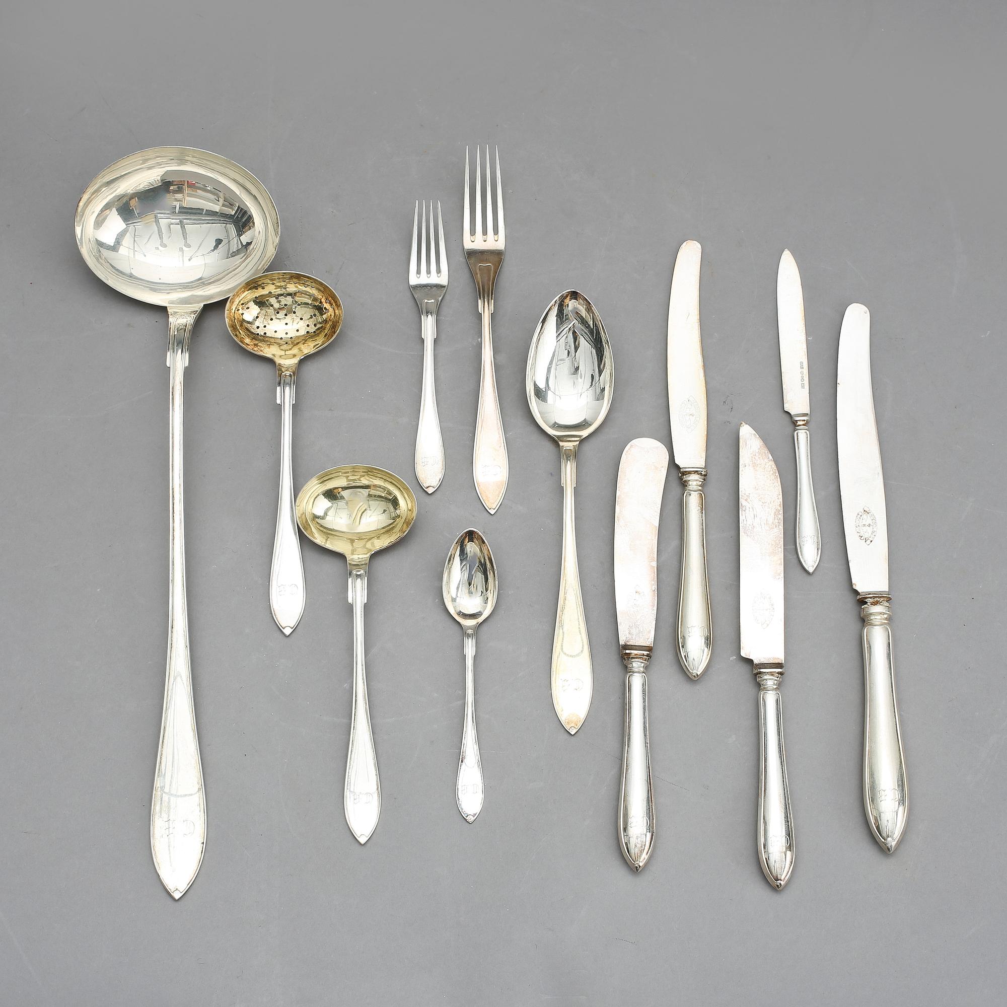 BESTICKSERVIS, 85 delar, silver, "Svensk spets", GAB, Stockholm, bla 1926. Vikt ca 1965g.