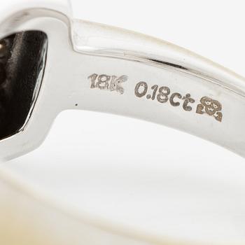 Ring 18K vitguld med en fasettslipad topas och runda briljantslipade diamanter.