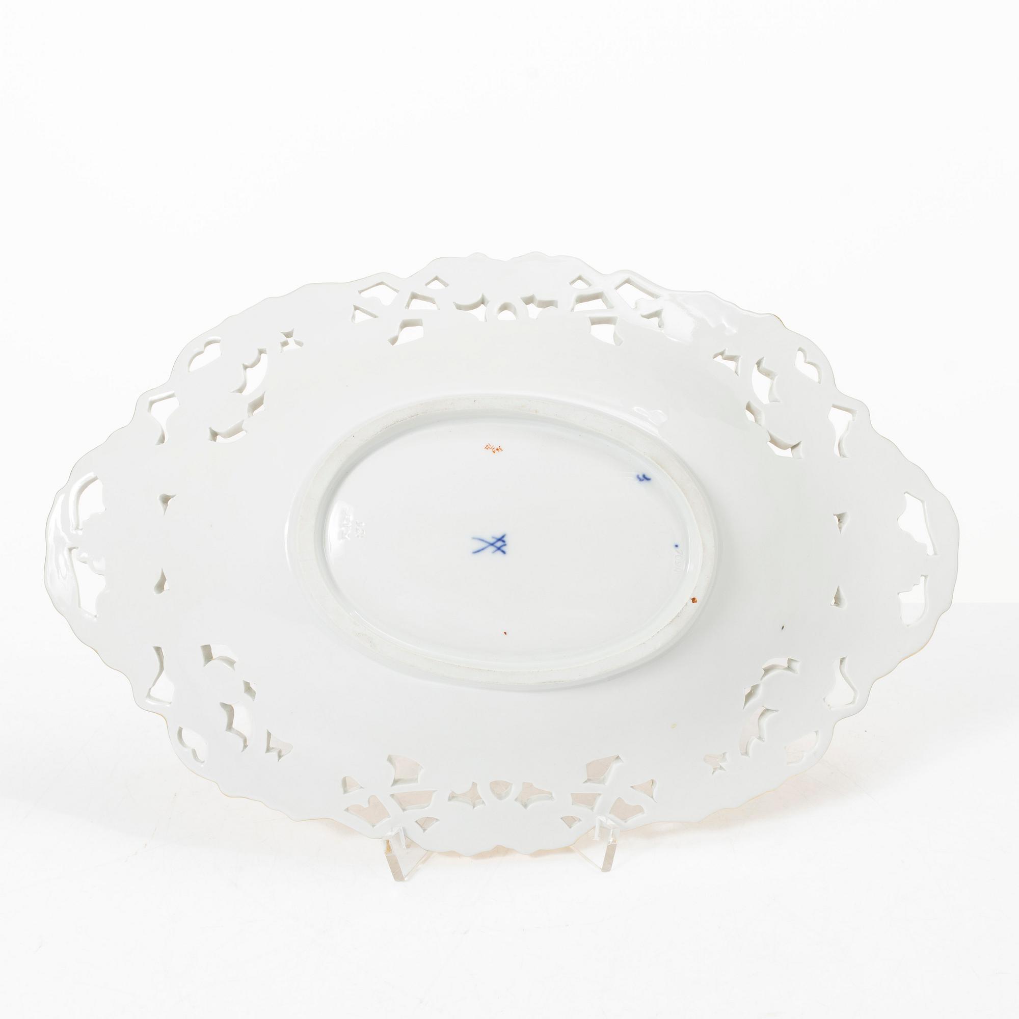 Meissen, A German Meissen basket, first half of the 20th century.