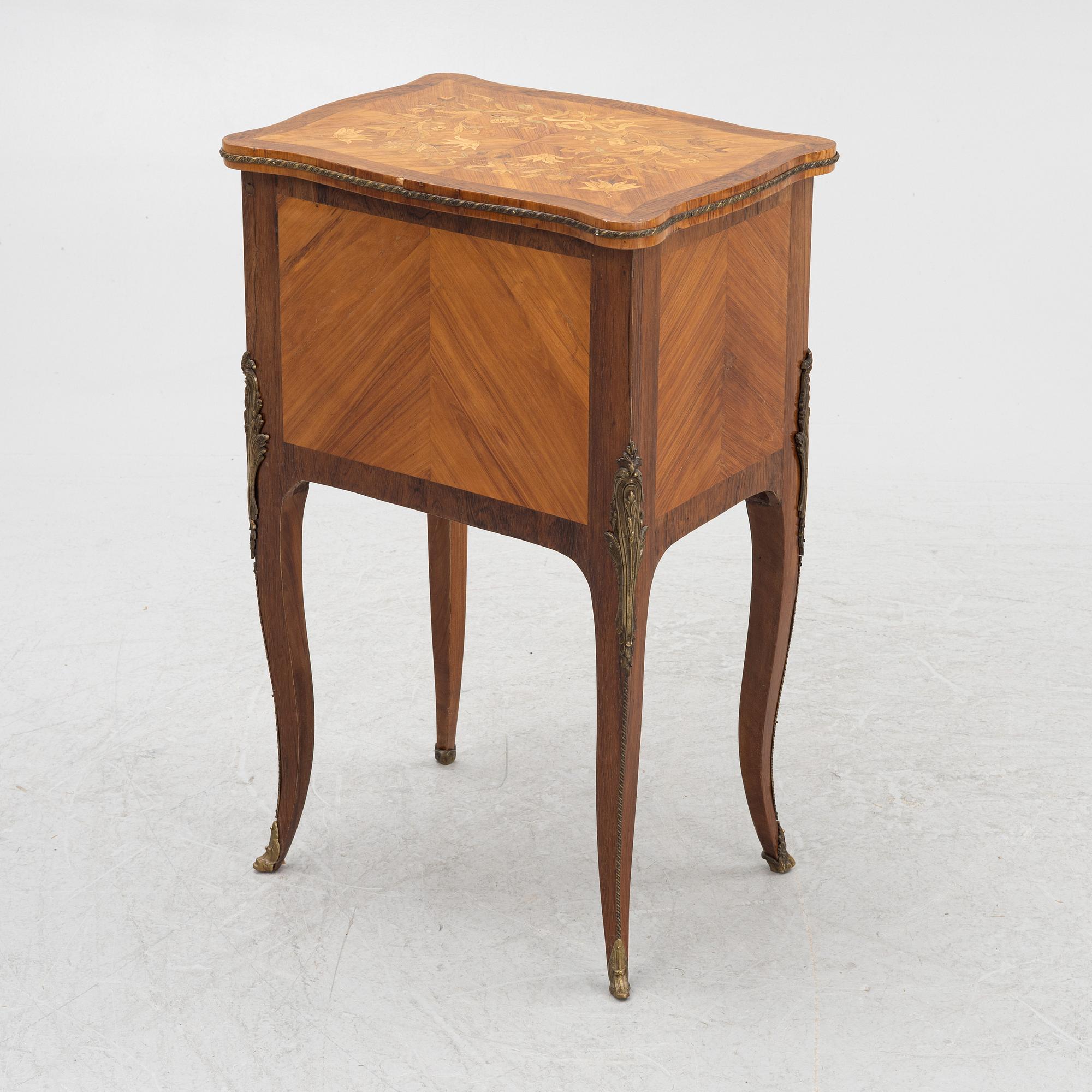 A chest of drawers, Louis XVI style, early 20th Century.