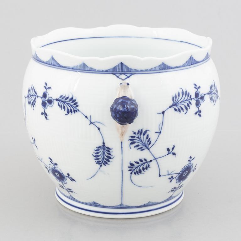 A 'Blue Fluted Plain'/'Musselmalet' porcelain pot, Royal Copenhagen, 1901.