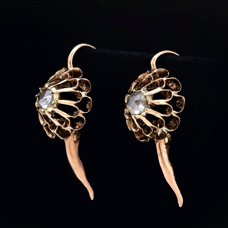 Earrings 14K gold 2 rose-cut Diamonds approx 0,15 ct in total, height approx 15 mm, hook fitting.