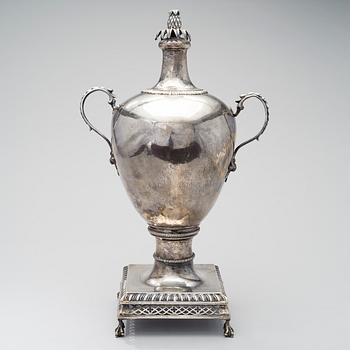 TEA URN, silver, London 1771, makers mark M.I, weight 2746 g.