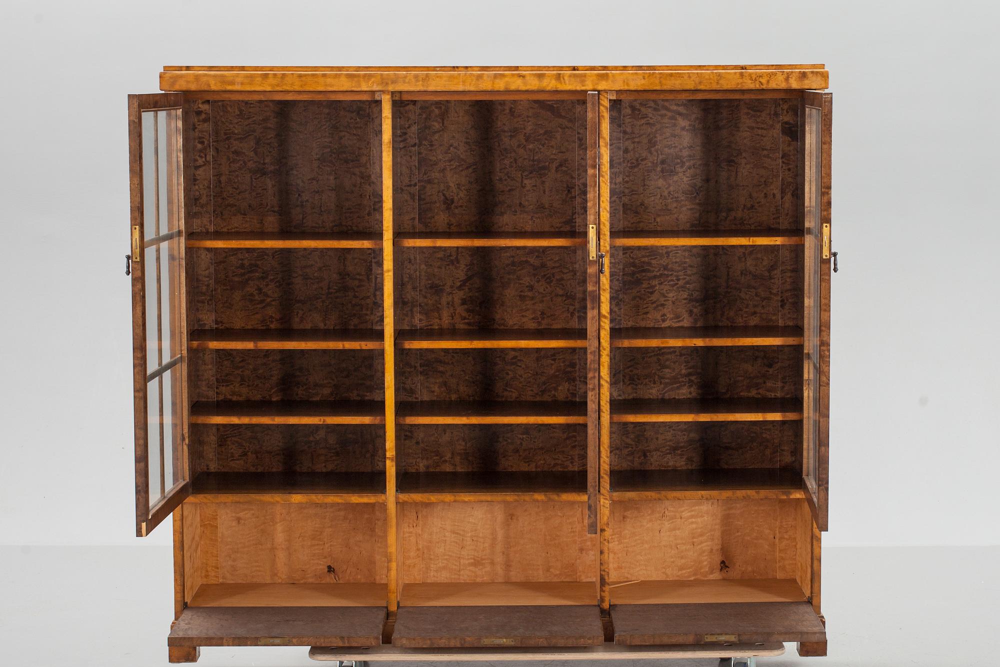 BOKSKÅP, 1900-talets första hälft.