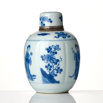 Tedosa med lock, porslin. Qingdynastin, Kangxi (1662-1722).