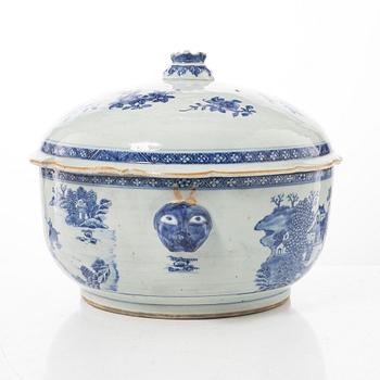 A large blue and white tureen, Qing dynasty, Qianlong (1736-95).