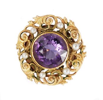 622. RING, set with amethyst and small natural pearls.