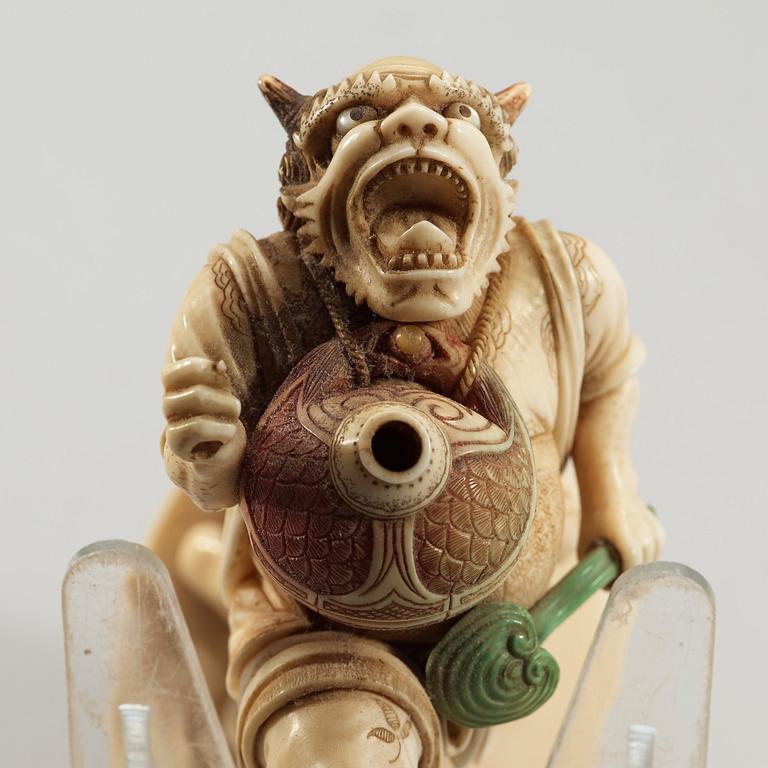 OKIMONO, elfenben, pärlemor, trä. Japan, Meiji (1868-1912).