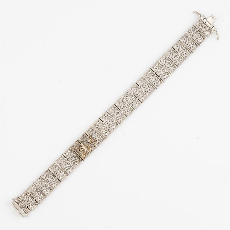 Bracelet, 18K white gold and brilliant-cut diamonds.