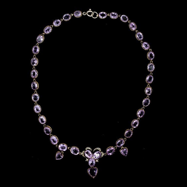 COLLIER, förgyllt silver med ovala fasettslipade ametister. 1800-tal.