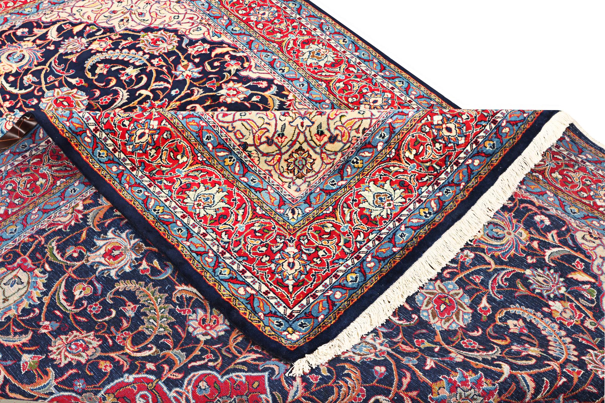 A KAshan carpet, a. 312 x 206 cm.